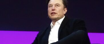 Elon Musk alone on stage at TED2022. Photo: Steve Jurvetson, CC BY 2.0, TED2022